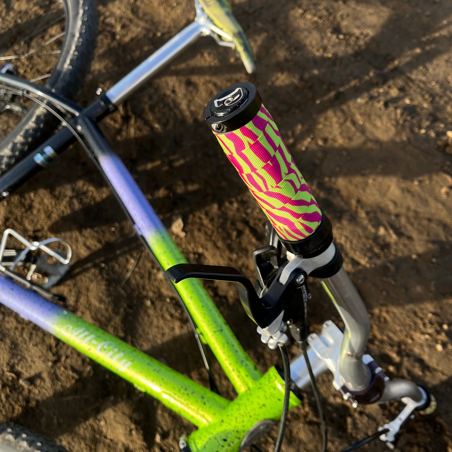 passe nylon grips dirt camo neon